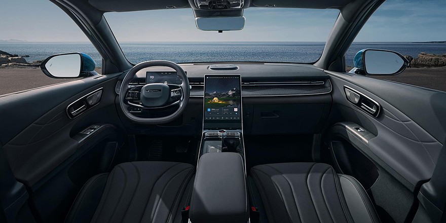 На фото: салон Lepas L8