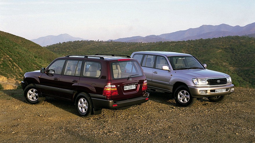 На фото: Toyota Land Cruiser 100 '1998–2002