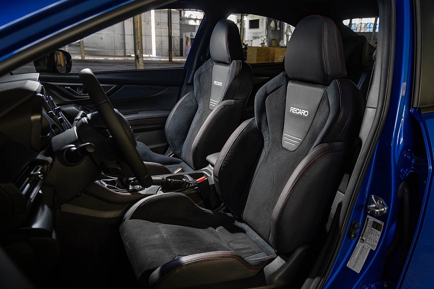 На фото: салон Subaru WRX GD25