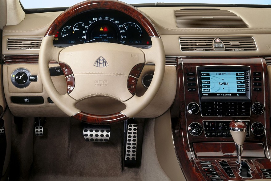 Рабочее место водителя (именно так) визуально навевало ассоциации с W220. Но это обманчивое впечатление