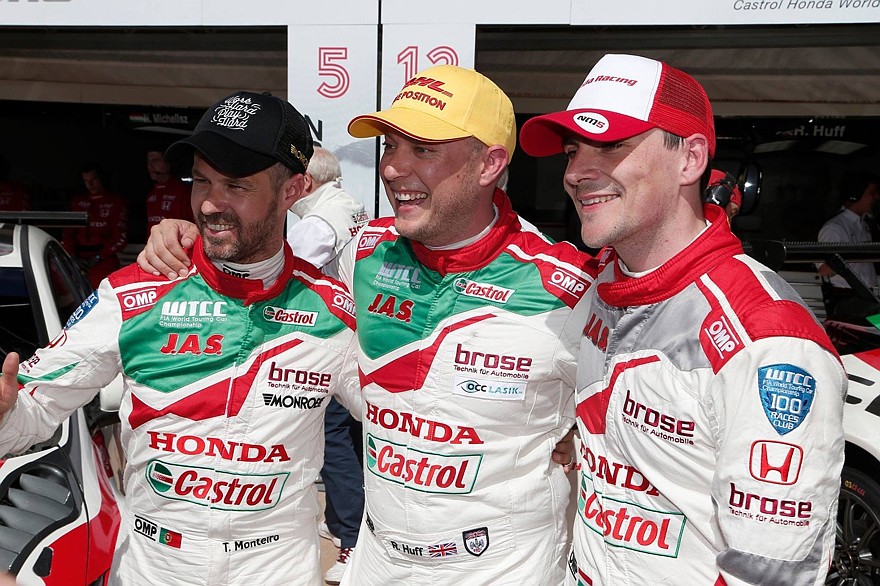 Три пилота заводской команды Honda стабильно выигрывают гонки и финишируют на подиуме этапов WTCC-2016