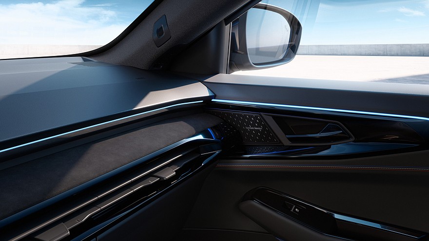На фото: салон Renault Rafale Hypnotic