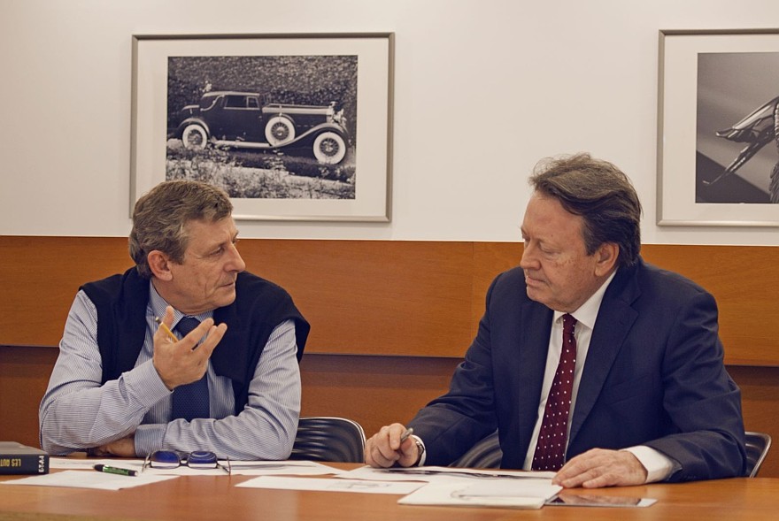 Оливье Буле (слева) и Эрвин Лео Химмель (справа) обсуждают дизайн нового спорткара Hispano Suiza.