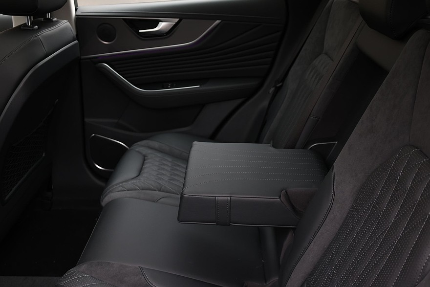 Больше не компромисс: необычный тест-драйв Hongqi HS5