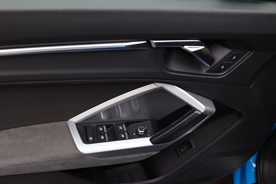 Красное знамя против четырёх колец: сравнительный тест Hongqi HS3 и Audi Q3