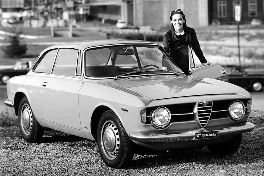 На фото: Alfa Romeo Giulia GT 1300 Junior 1966–68