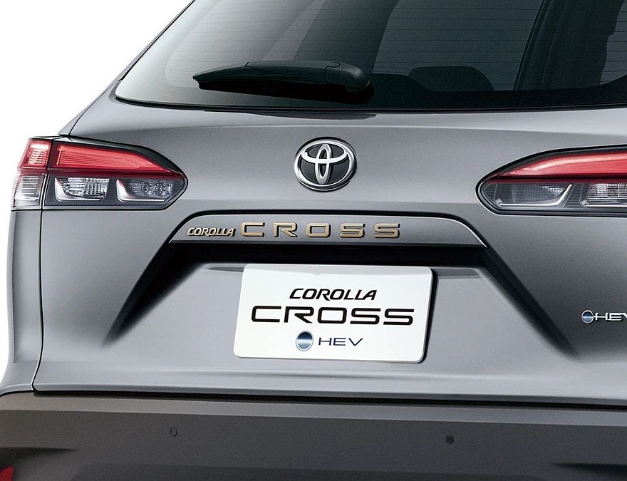 На фото: паркетник Toyota Corolla Cross the 60th