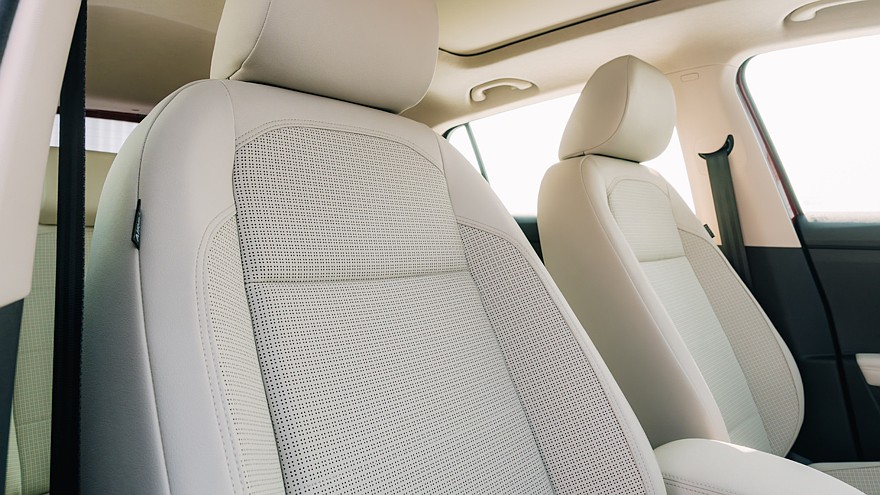 На фото: салон обновлённого кроссовера Skoda Kushaq