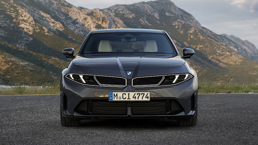 На фото: BMW 320