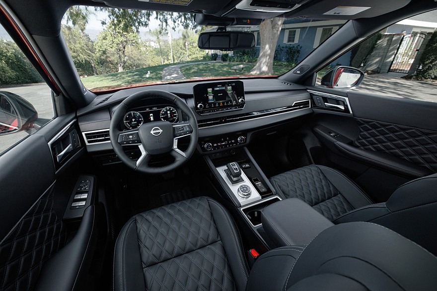 На фото: салон Nissan Rogue PHEV