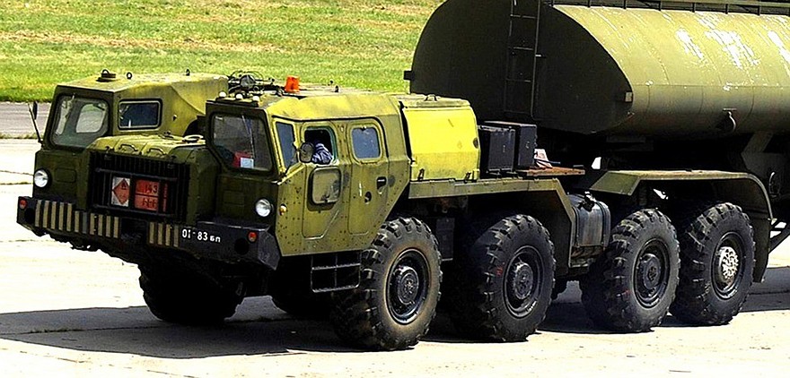 Усиленный тягач МАЗ-74103 для доставки крупных партий горючего (фото М. Чега)
