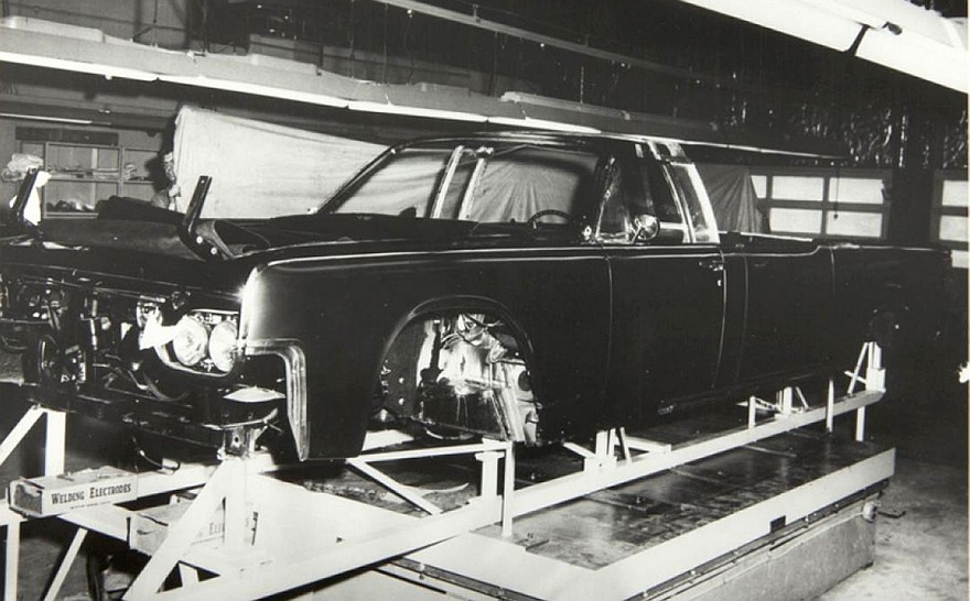 Сборка кузова президентского автомобиля на фирме Hess & Eisenhardt (из архива компании O’Gara-Hess & Eisenhardt)