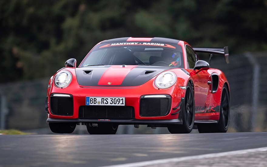 Porsche 911 GT2 RS является на данный момент самым быстрым серийным автомобилем немецкой фирмы: 700 л.с., задний привод, 2,8 с до «сотни», максимальная скорость – 340 км/ч.