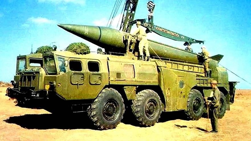 Крановая перегрузка химической ракеты на пусковую установку 9П117М-1