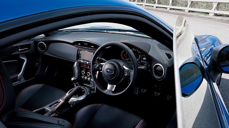 На фото: салон Subaru BRZ GT