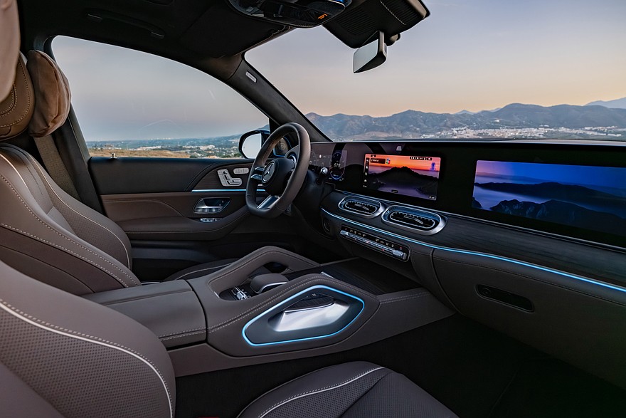 На фото: салон обновлённого кроссовера Mercedes-Benz GLS