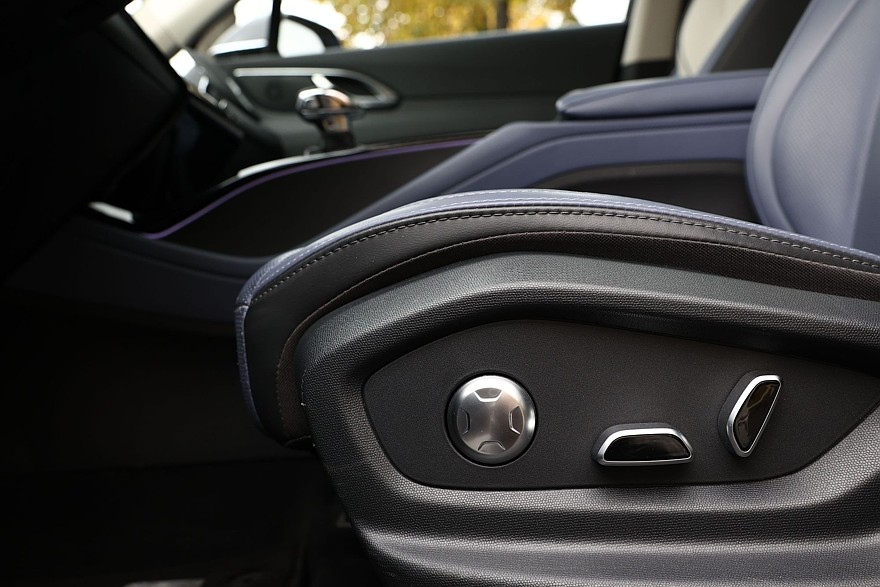 Красное знамя против четырёх колец: сравнительный тест Hongqi HS3 и Audi Q3