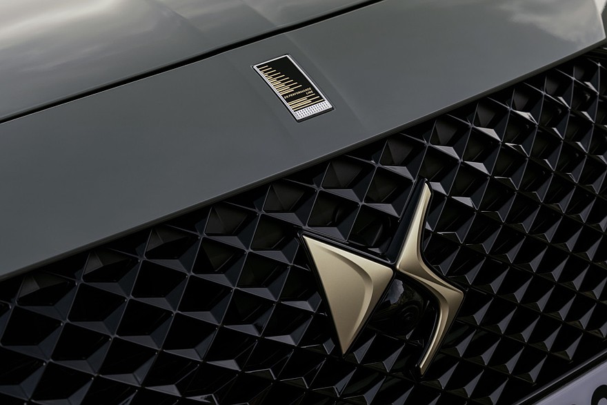 На фото: DS 7 Performance Line