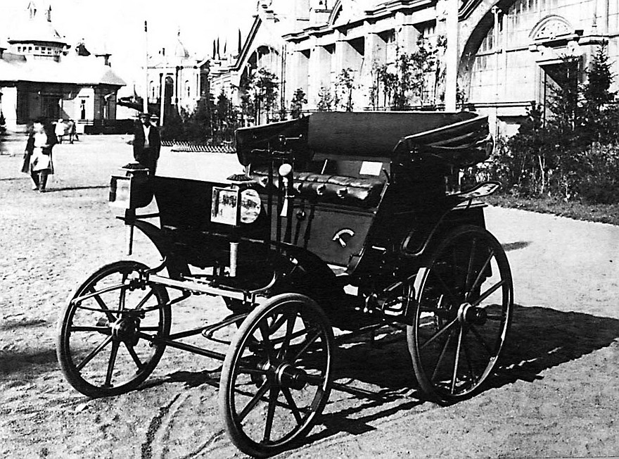 Первый русский автомобиль Е. А. Яковлева на Нижегородской ярмарке. 1896 год