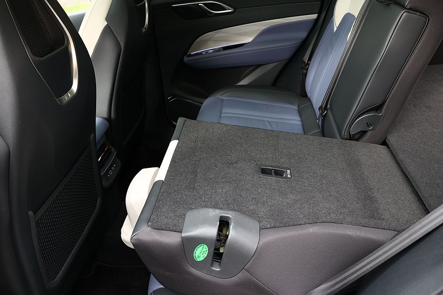 Красное знамя против четырёх колец: сравнительный тест Hongqi HS3 и Audi Q3