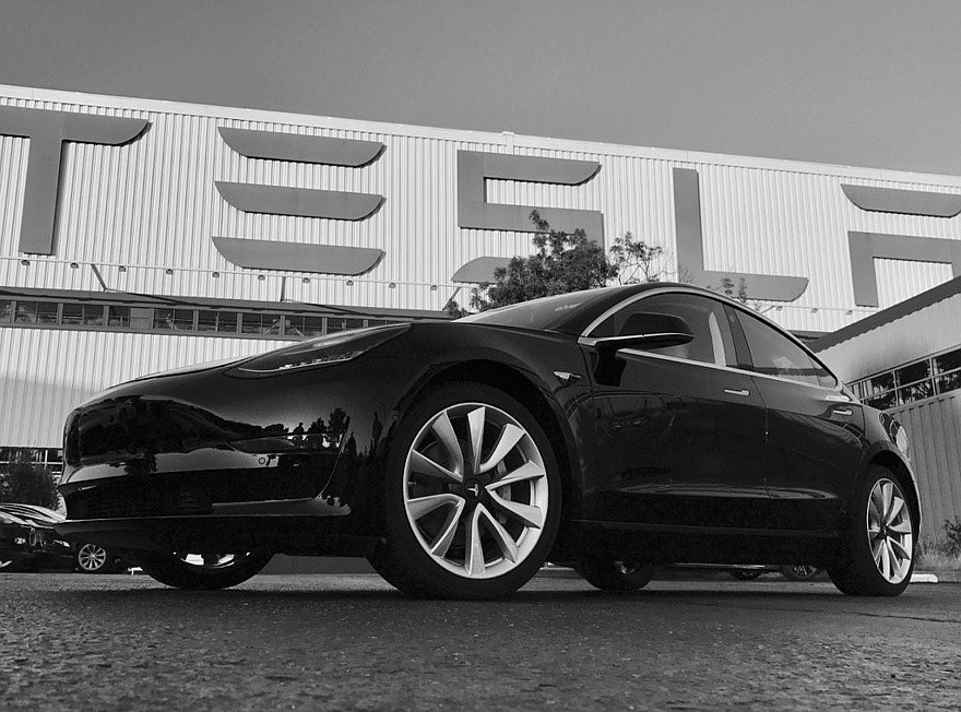 На фото: первый экземпляр Tesla Model 3