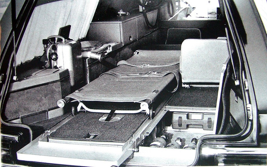 Носилки и места для персонала в автомобиле ГАЗ-13С-РАФ (из архива И. Падерина)