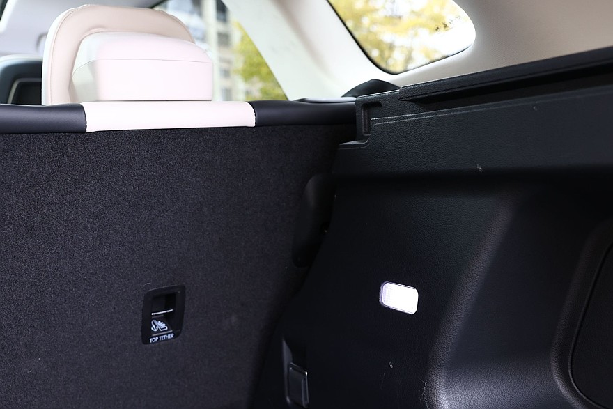 Красное знамя против четырёх колец: сравнительный тест Hongqi HS3 и Audi Q3