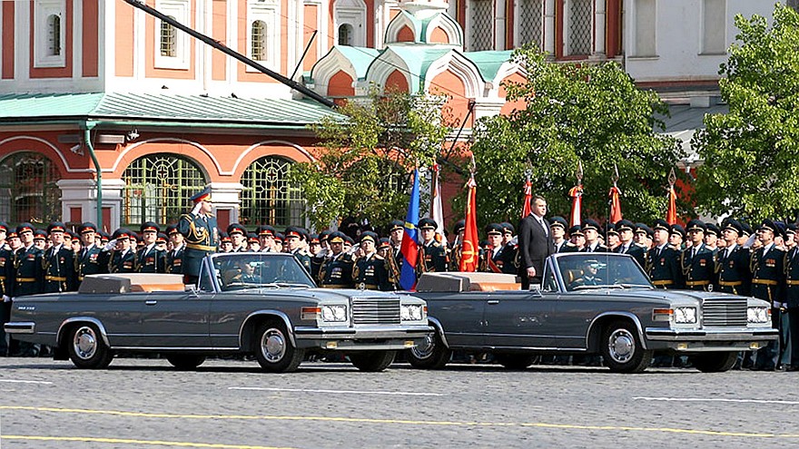Министр обороны РФ А. Э. Сердюков принимает парад на автомобиле ЗИЛ-41044. 2008 год