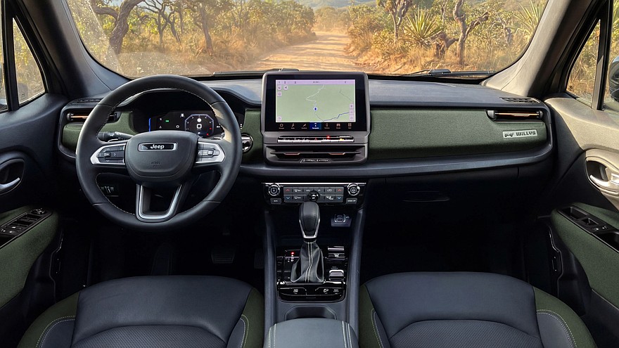 На фото: салон обновлённого Jeep Renegade Willys