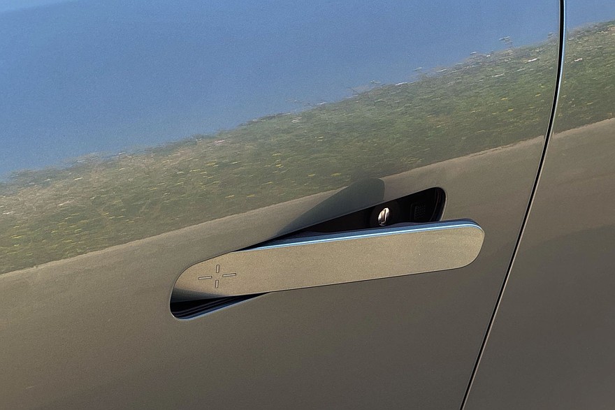 Зарядить быстрее, чем настроить: тест-драйв Geely EX5