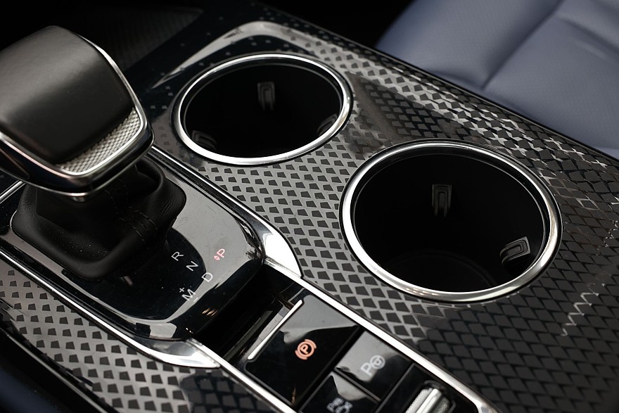 Красное знамя против четырёх колец: сравнительный тест Hongqi HS3 и Audi Q3