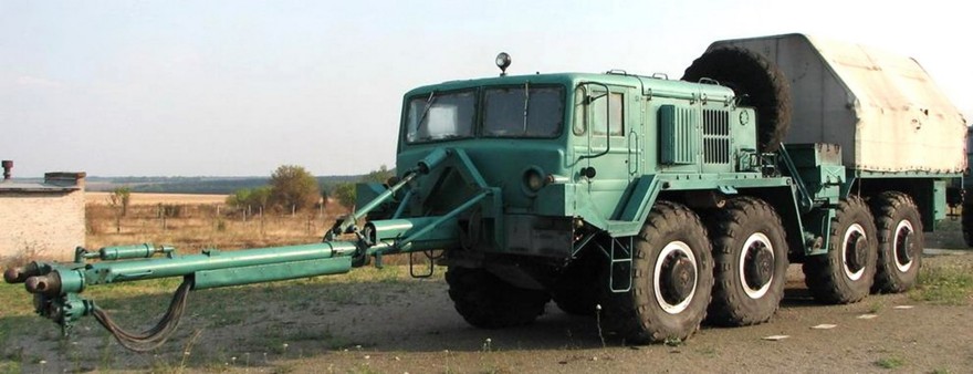 Тягач-толкач РВСН МАЗ-537Е с закрытым кузовом и толкающим брусом (фото Я. Горбунова)