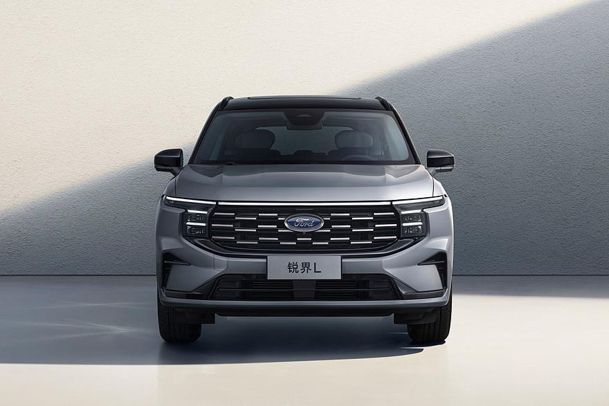Кроссовер Ford Edge L готовится к рестайлингу: фото без камуфляжа