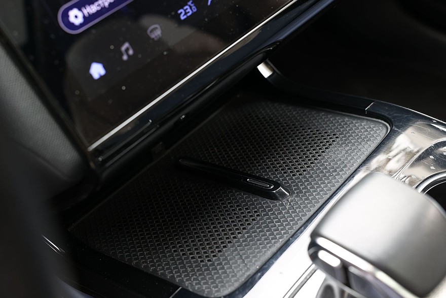 Красное знамя против четырёх колец: сравнительный тест Hongqi HS3 и Audi Q3