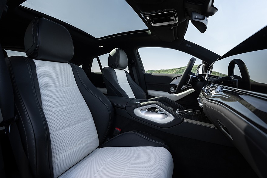 На фото: салон обновлённого кроссовера Mercedes-Benz GLE Coupe