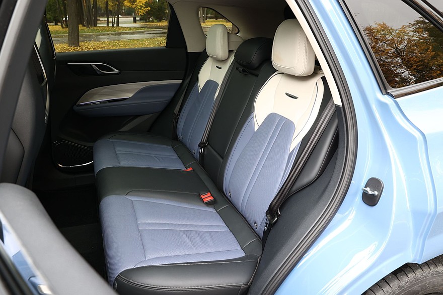 Красное знамя против четырёх колец: сравнительный тест Hongqi HS3 и Audi Q3