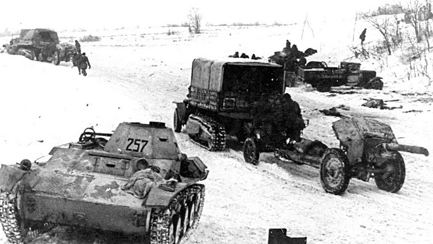 Тягачи ЗИС-42 с 122-мм гаубицами на Ленинградском фронте