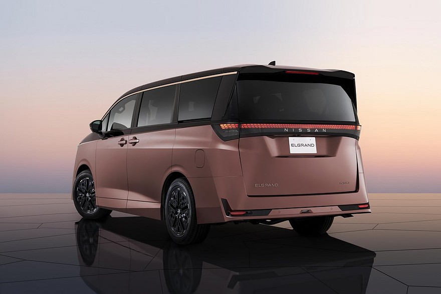 Стандартный новый Nissan Elgrand, предсерийный образец
