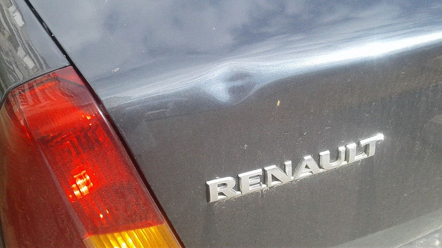Renault Logan смятина на багажнике