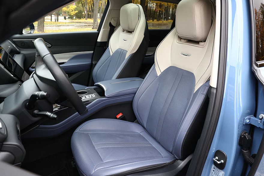 Красное знамя против четырёх колец: сравнительный тест Hongqi HS3 и Audi Q3