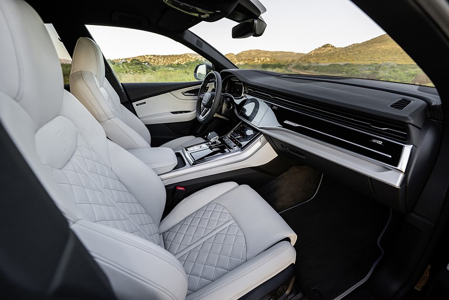 На фото: салон актуального Audi Q8