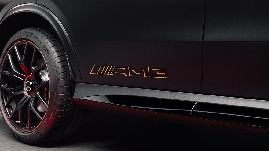 На фото: кросс-купе Mercedes-AMG GLC 53 4Matic+ с пакетом Golden Accents