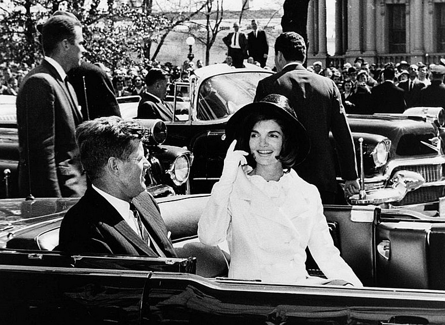 Президент Джон Фитцджеральда Кеннеди и Жаклин в автомобиле