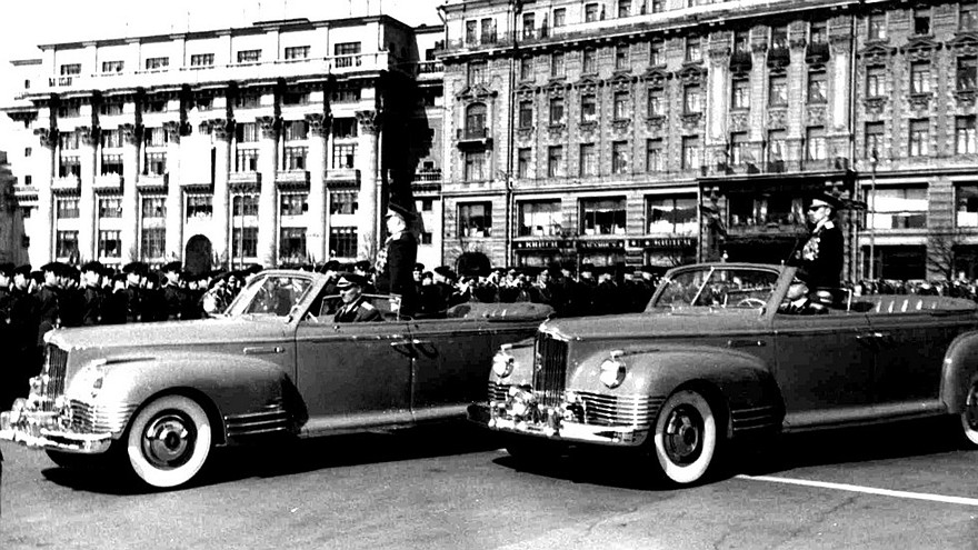 Первые советские специальные парадные автомобили ЗИС-110Б (из архива В. Мазепы)