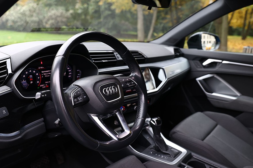 Красное знамя против четырёх колец: сравнительный тест Hongqi HS3 и Audi Q3