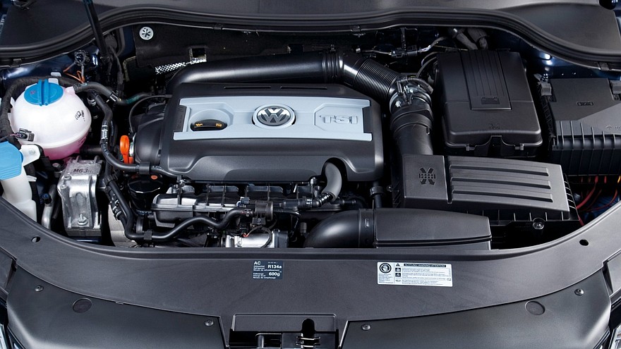 На фото: Под капотом Volkswagen Passat TSI Variant (B7) '2010–14