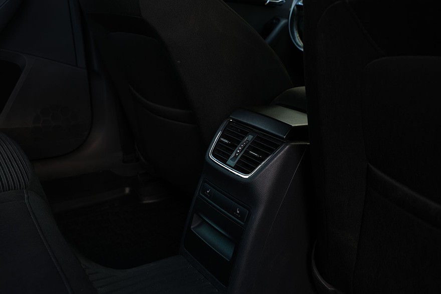 Skoda Octavia A7 с пробегом: ржавые пороги, дыры в дверях и комфортный салон из пластика