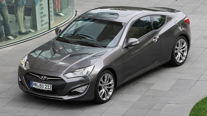 Hyundai Genesis Coupe серый вид три четверти