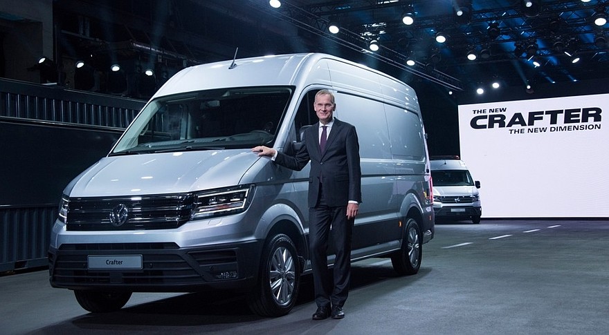 На фото: новый Crafter и председатель совета директоров Volkswagen Коммерческие автомобили Экхард Шольц