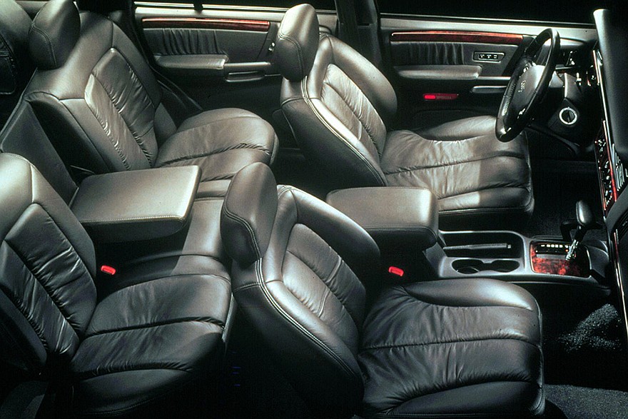 Снаружи опознать Jeep Grand Cherokee 5,9 Limited можно было по колесным дискам и характерной сетке в решетке радиатора